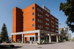 隆格伊乐多芬蒙特利尔朗基尔酒店的一座带停车场的大型橙色建筑