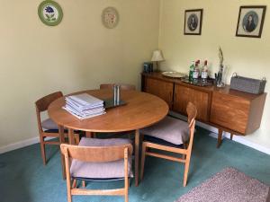 拜尔斯顿Lokiladdich的餐桌、椅子和书桌