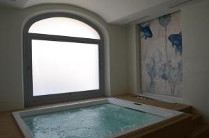 维拉西米乌斯TANIT ROOMS & SPA的窗户客房内的大浴缸