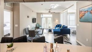 普莱诺Charming 1,100 sq ft apartment near to The Shops at Legacy的带沙发的客厅和用餐室