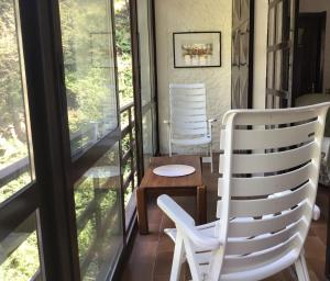 CittiglioMULINO DELLA VALLE的门廊上两把白色椅子,窗户