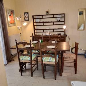 鲁西隆地区卡内Appartement T2 proche mer, port, commerces - 4MANGA10的一间带木桌和椅子的用餐室