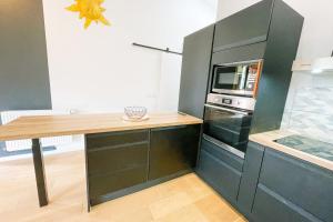 圣埃格雷夫Relax & Design in Saint-Egrève #DQ的厨房配有桌子和微波炉。