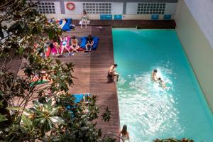 佛罗伦萨佛罗伦萨普鲁斯酒店的一群人在游泳池里