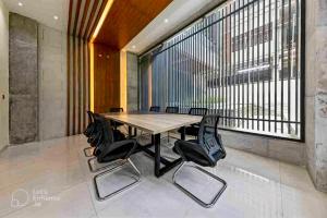 达卡Gulshan Stylish 3 bedroom Luxury Apartment in Prime location的配有大窗户的客房内的桌椅