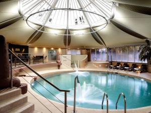 纽伯里The Vineyard Hotel & Spa的一座大楼内带天窗的大型游泳池