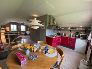 BorgundaB&B Borgunda的厨房配有木桌和红色橱柜。