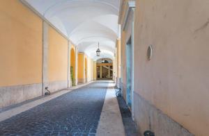 罗马Piazza Venezia Charming & Bright Apartment的一座带拱廊的建筑的空走廊