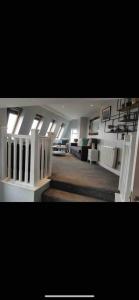 斯凯里斯The Lifeboat & Seaview Terrace的大楼内的大型客厅配有沙发和桌子