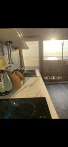斯凯里斯The Lifeboat & Seaview Terrace的海景客房 - 带一张床
