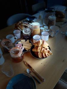 圣热尔韦莱班Wanderful Life MontBlanc refuge haut de gamme的一张木桌,上面放着糕点、果酱和一罐食品