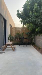 Temarahסוויטה פרטית ברמת צבי的庭院设有野餐桌和长凳