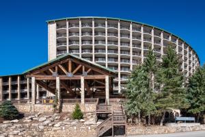 ChampionSlopeside Hotel by Seven Springs Resort的一座带石墙的大型建筑