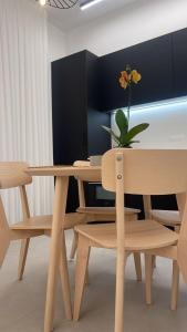 Temarahסוויטה פרטית ברמת צבי的一张木桌和椅子,上面有一个花瓶