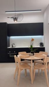 Temarahסוויטה פרטית ברמת צבי的厨房里设有1间带桌椅的用餐室