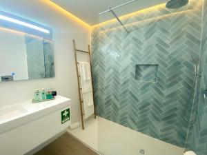 维拉摩拉Marina Walk Apartment的带淋浴和盥洗盆的浴室