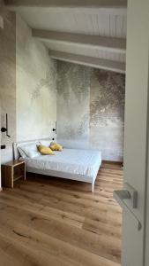 库尼奥Casa Vola Bisalta的卧室配有白色的床,铺有木地板