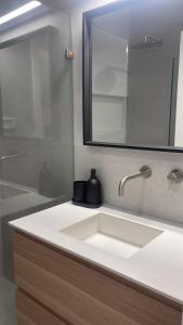 Temarahסוויטה פרטית ברמת צבי的浴室设有白色水槽和镜子