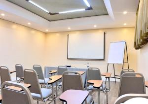 马瑙斯阿德利亚诺波利斯全套房酒店的配有桌椅和白板的教室