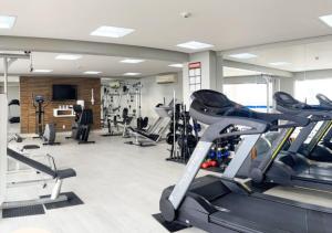 马瑙斯阿德利亚诺波利斯全套房酒店的健身房设有跑步机和有氧运动器材