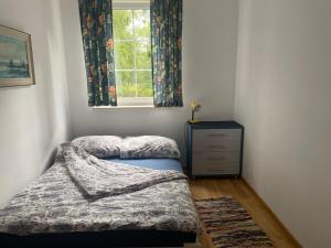 罗威Barwy Lata的一间小卧室,配有床和窗户