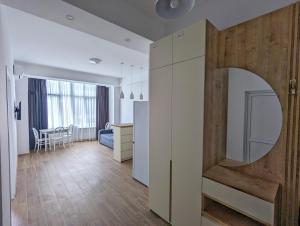 库塔伊西Brand new apartment in Kutaisi的一间厨房和带大型木门的客厅