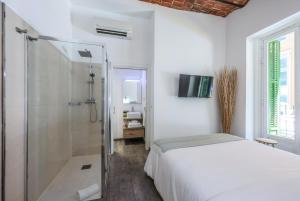 马德里Puerta del Sol Apartamento economico的白色卧室配有一张床和淋浴