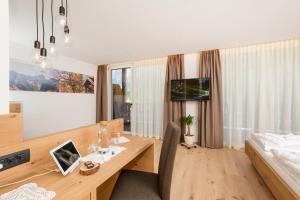 塞斯托Hotel Royal und Ferienhaus Annabel的客房设有木制书桌和床。