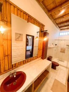 里韦拉Casa Gabriel Rivera的浴室配有盥洗盆、镜子和浴缸