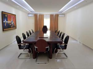 BelasDecifer Sport Resort的一间会议室,配有一张大木桌子和椅子