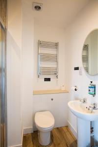 洛西茅斯Poseidon Inn的白色的浴室设有卫生间和水槽。