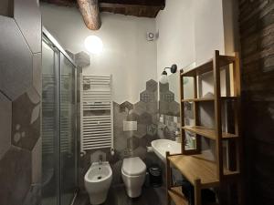 维泰博Al Cardinale的一间带卫生间和水槽的浴室