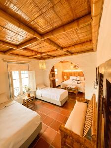 里韦拉Casa Gabriel Rivera的一间卧室设有两张床和大型木制天花板
