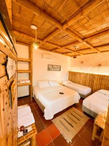 里韦拉Casa Gabriel Rivera的配有木天花板的客房设有两张床。