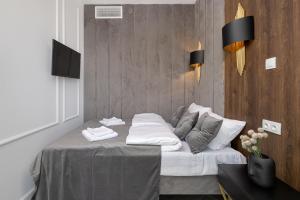 华沙2-Bedroom DeLux Apartment with Private Sauna WWA24的一间卧室配有一张带两个枕头的床