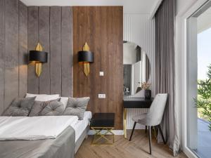 华沙2-Bedroom DeLux Apartment with Private Sauna WWA24的一间卧室配有一张床、一张桌子和一面镜子