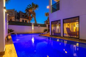 贝莱克Private & Secluded Luxury Villa Casa Pura Vida的一座房子后院的游泳池