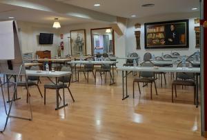 阿尔法罗帕拉西奥斯酒店 的教室里配有桌椅