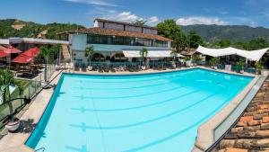 布卡拉曼加Hotel San Juan Internacional的享有酒店游泳池的顶部景色