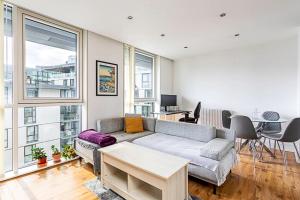 伦敦City-Close 1-Bed Apartment near Tower Hill的客厅配有沙发和桌子