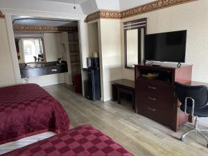 科珀斯克里斯蒂科珀斯克里斯蒂经济汽车旅馆及套房的配有一张床和一台平面电视的酒店客房