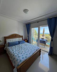 萨伊迪耶appartement vue sur mer saidia的一间卧室设有一张床和一个滑动玻璃门