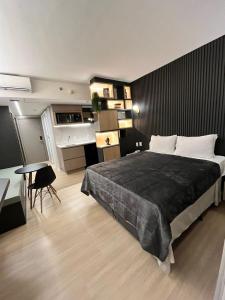 戈亚尼亚Flat Pleasure的一间卧室配有一张大床、一张桌子和一张桌子