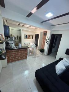 卡拉尔卡Apartamento cacique calarca的一间带床和厨房的客厅