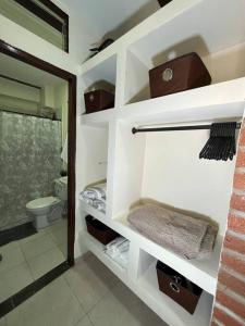 卡拉尔卡Apartamento cacique calarca的一间带卫生间的浴室和一个带毛巾的架子