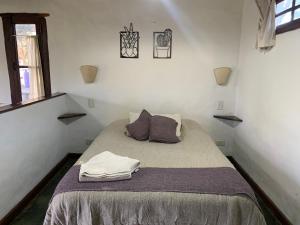 查斯科穆斯Altos de la Laguna的一间卧室配有一张带两个枕头的床