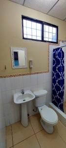 瓜亚基尔Villa de María的一间带卫生间和水槽的浴室