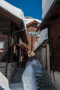 福尔马扎佐瓦吉尔住宿加早餐旅馆的雪 ⁇ ,有雪覆盖的建筑和楼梯