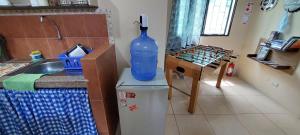 瓜亚基尔Villa de María的厨房里垃圾桶上放着一瓶水