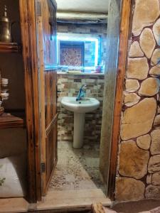达纳My Grandfather's House的一间带水槽和石墙的浴室